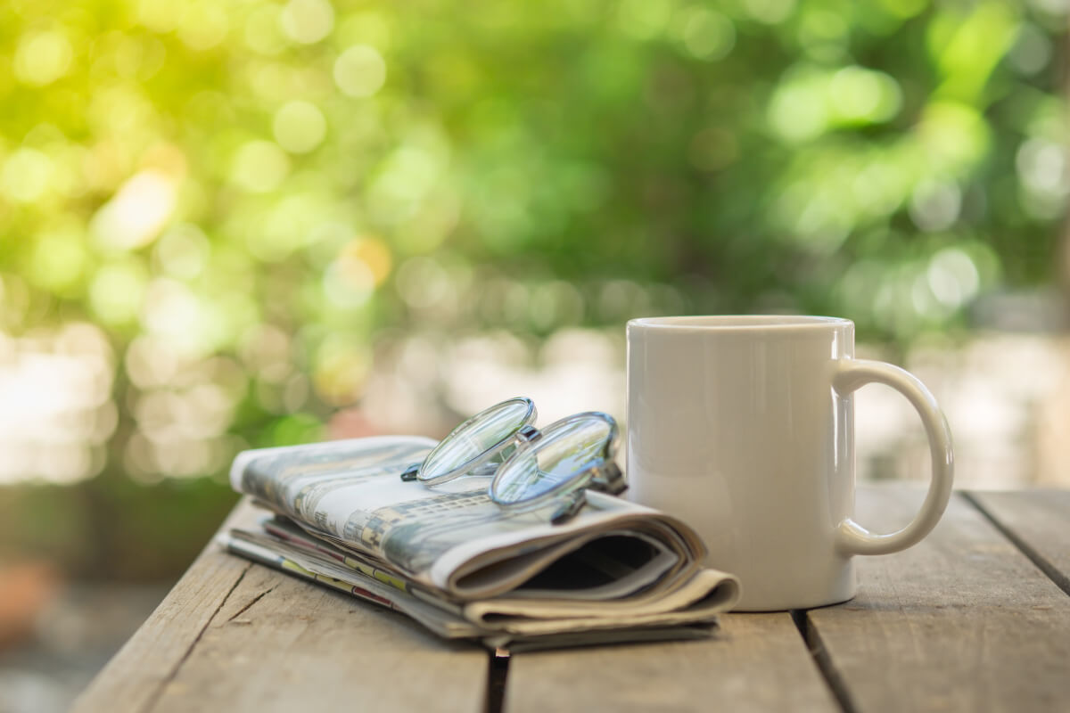 Frühstückskaffee und Zeitung